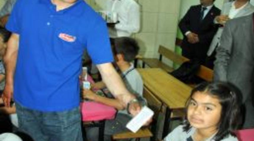 &Ccedil;ocuklara ilk s&uuml;t, &ccedil;ift kol nakli olan Cihan Topal&rsquo;dan