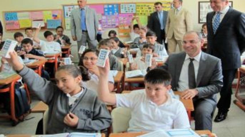 &Ouml;ğrenciler okullarda s&uuml;t dağıtılmasını sevdi