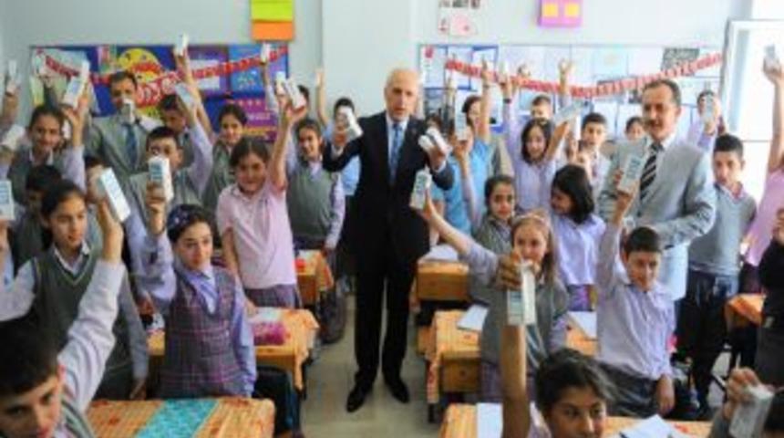 İstanbullu &ouml;ğrenciler s&uuml;tlerini i&ccedil;ti