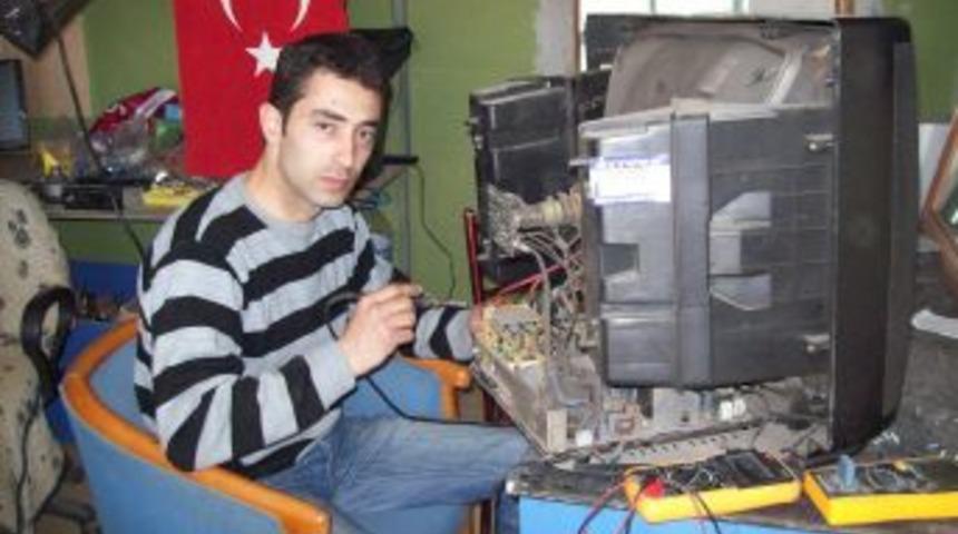 Köyde Elektronik Tamir Dükkanı Açtı
