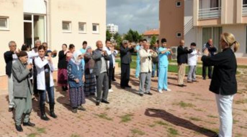 Huzurevi sakinleri g&uuml;ne 'tai chi' yaparak başlıyor