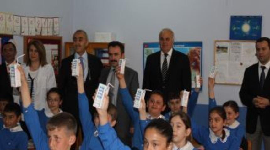 Ordu'da &Ouml;ğrencilere S&uuml;t Dağıtıldı