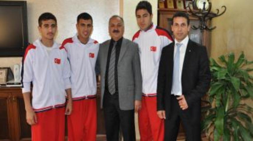 Muay Thai'da Dereceye Giren Sporcular Din&ccedil;er'i Ziyaret Etti