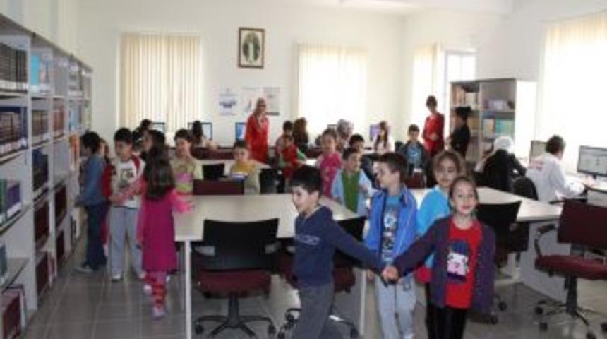 Anaokulu &Ouml;ğrencileri Ne&uuml; K&uuml;t&uuml;phanesinde