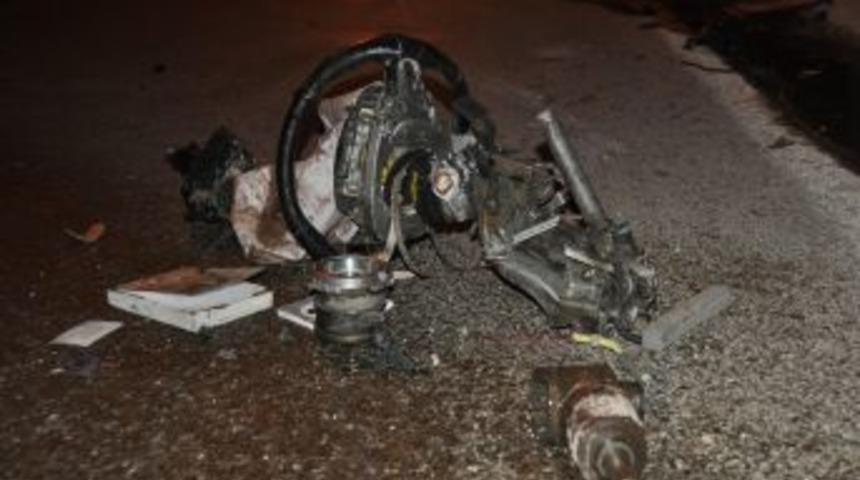 Trafik kazasında, hurdaya d&ouml;nen aracın s&uuml;r&uuml;c&uuml;s&uuml; yara almadan kurtuldu