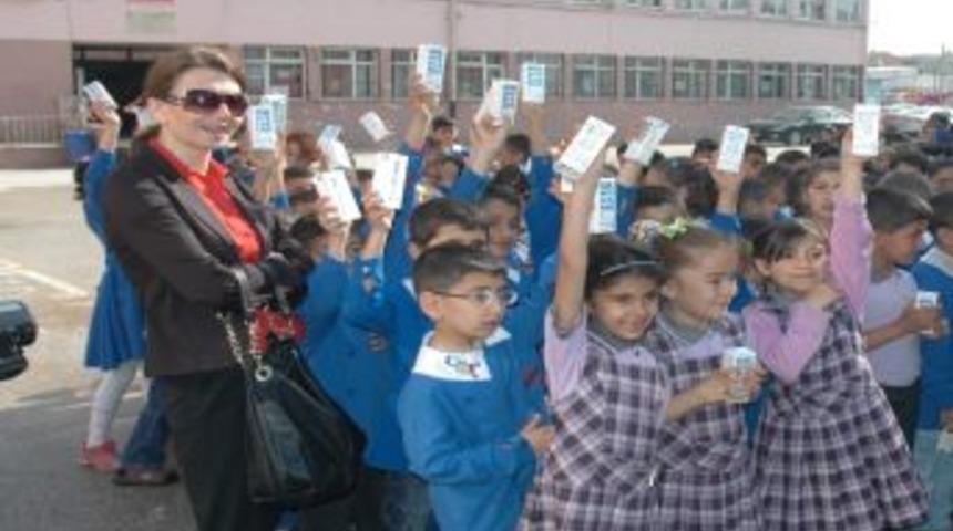 Manisa'da &Ouml;ğrencilere S&uuml;t Dağıtımı Başladı