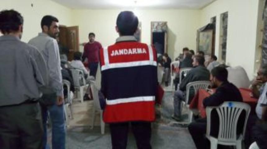 Evi kumarhaneye d&ouml;n&uuml;şt&uuml;ren &ccedil;eteye operasyon: 68 g&ouml;zaltı