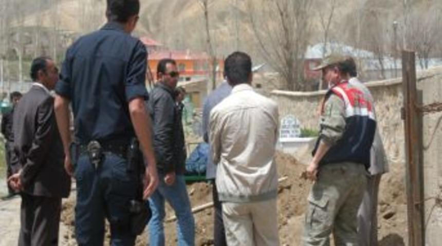 Sınırda &Ouml;l&uuml; Bulunan Ka&ccedil;ak Şahıs Toprağa Verildi