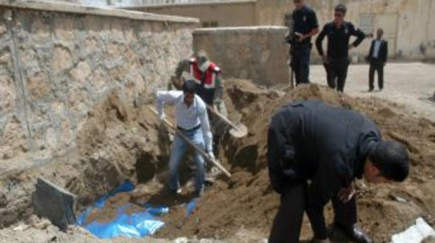 Sınırda donarak &ouml;len yabancı uyruklu şahıs toprağa verildi