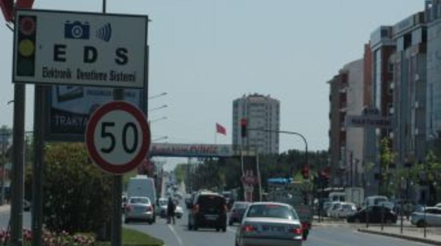 Eds &Ccedil;orlulu S&uuml;r&uuml;c&uuml;lerin Hızını Kesti