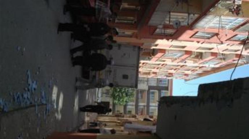 Balkona Sıkışan Kamyonet Lastik Havaları İndirilerek Kurtarıldı