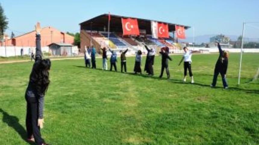 D&uuml;zce'de Stadyumda Step Aerobikle &Ouml;zg&uuml;ven Aşılanıyor
