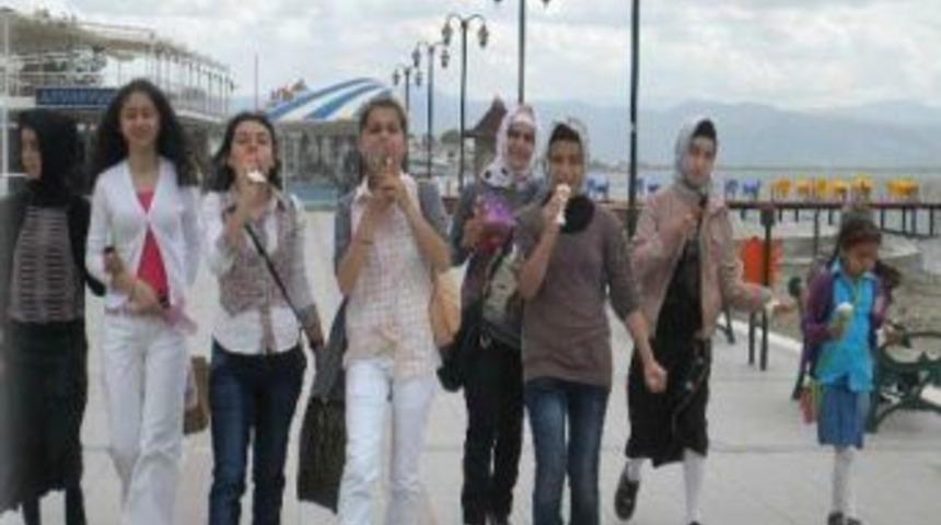 Hizan Lisesi &Ouml;ğrencileri İzmir'den D&ouml;nd&uuml;