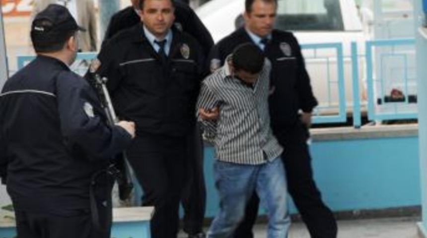 Kavgada darp ettikleri şahsı gittiği hastanede de bı&ccedil;akladılar