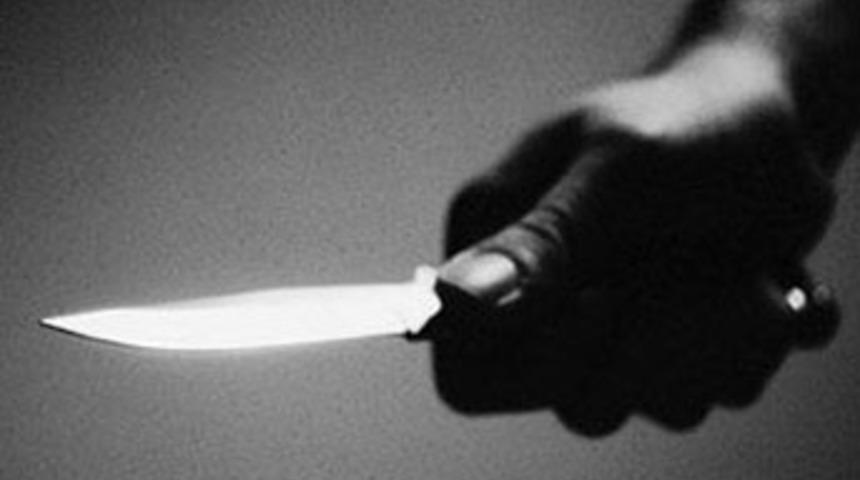 Acil serviste doktoru bı&ccedil;akla kovaladı