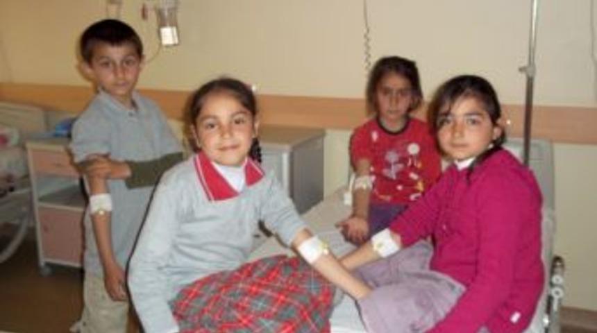 Sakarya'da 27 &ouml;ğrenci dağıtılan s&uuml;tten zehirlendi