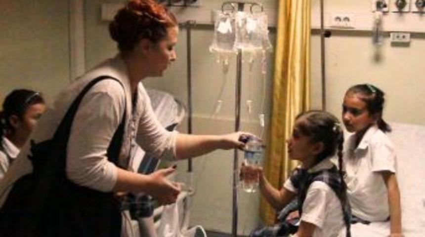 Ceyhan'da 8 &Ouml;ğrenci S&uuml;tten Zehirlendiği İddiasıyla Hastaneye Kaldırıldı