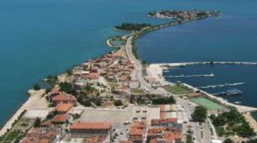 Eğirdir, yerli ve yabancı turistlerin akınına uğradı