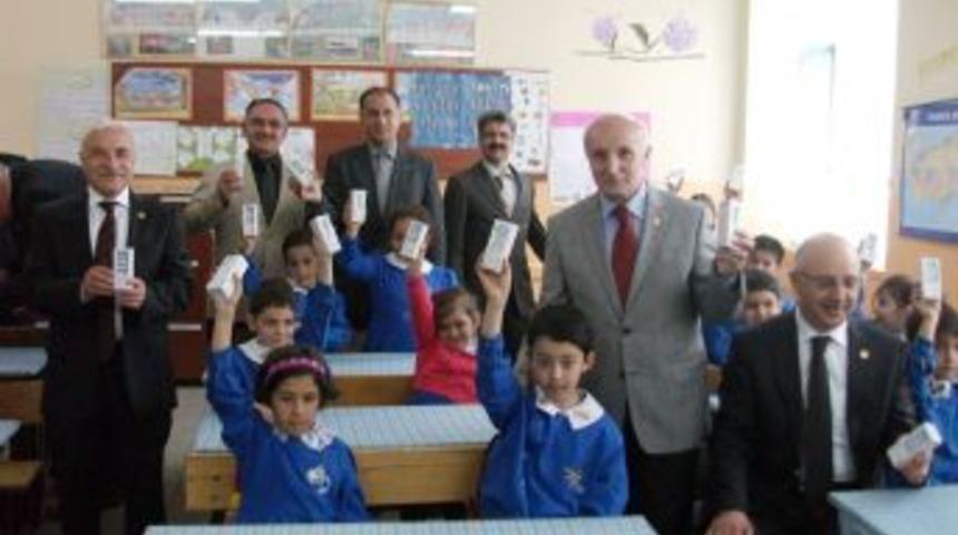 Milletvekilleri &ouml;ğrencilere s&uuml;t dağıttı