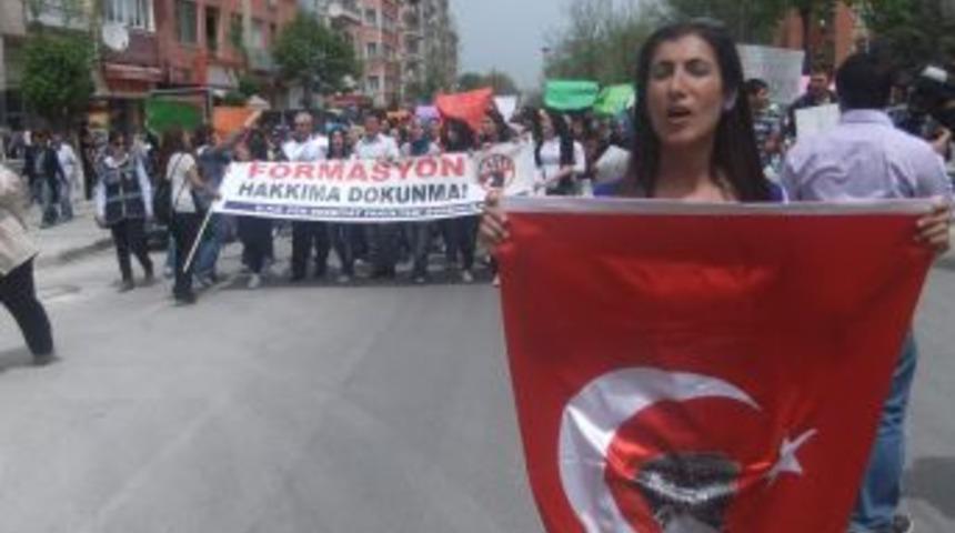 Dp&uuml;'l&uuml; &Ouml;ğrenciler Formasyon Kararını Protesto Etti
