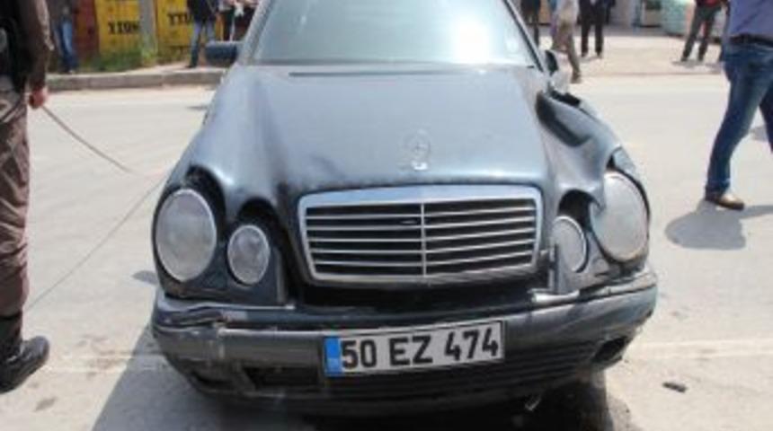 Kaldırımda otomobilin &ccedil;arptığı kişi &ouml;ld&uuml;