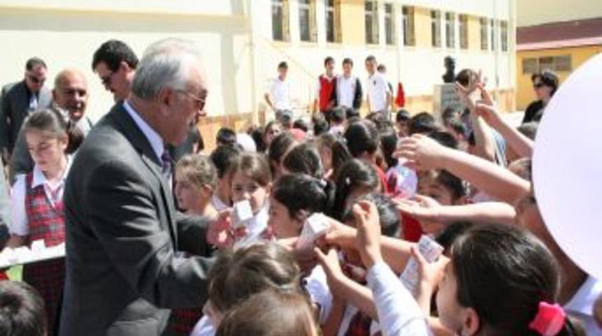 Vali Yenig&uuml;n: Sağlıklı nesillerin yetiştirilmesinde devletin de g&ouml;revleri var