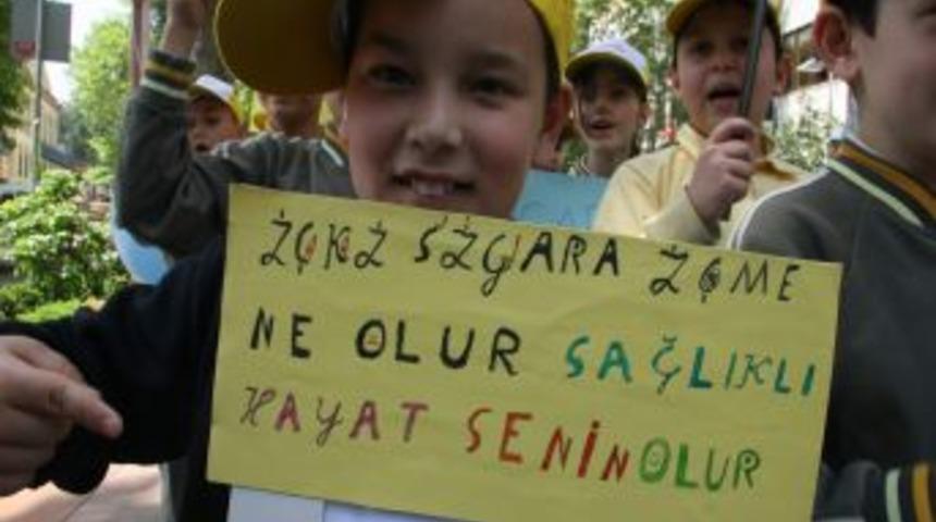 Minik &Ouml;ğrencilerden Sigara Protestosu