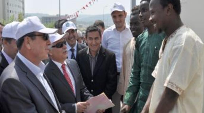 Paraş&uuml;t&ccedil;&uuml;ler BA&Uuml;'n&uuml;n 20. kuruluş yılı etkinliklerinde g&ouml;steri yaptı