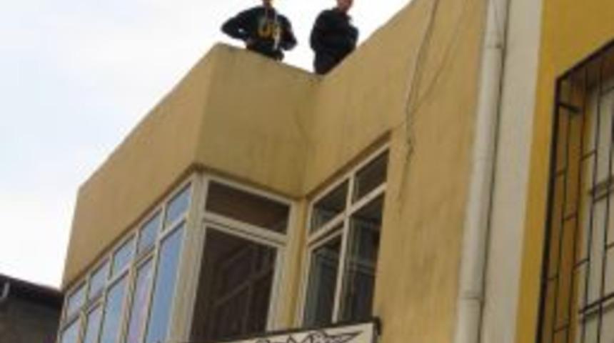 Apartmanın &ccedil;atısından y&uuml;kselen dumanlar korkuttu