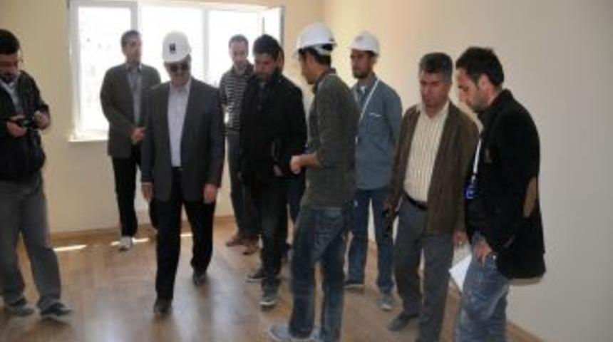 Vali Karaloğlu, Kalıcı Konutları G&ouml;zetim Altında Tutuyor