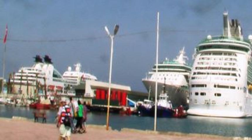 Kuşadası Limanı'na &uuml;&ccedil; kruvaziyer yanaştı