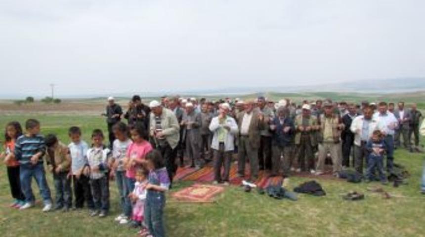 &Ccedil;ocuklar bir damla yağmur i&ccedil;in duaya el a&ccedil;tı