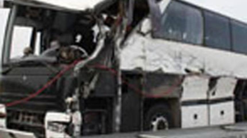 Yolu otob&uuml;s&uuml; kaza yaptı; 1 &ouml;l&uuml;, 19 yaralı