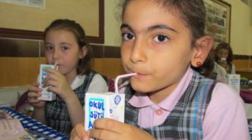 Okullarda dağıtılan s&uuml;t&uuml; kaymakam test etti