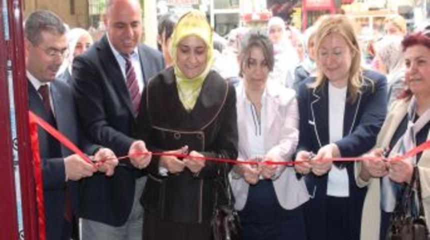 Yağmur Der’den fakir öğrencilerin yararına kermes