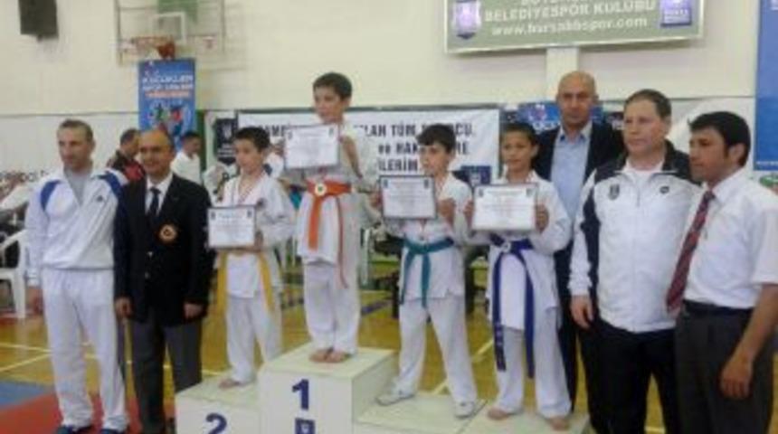 Mustafakemalpaşa Belediyespor Karete Takımı 7 madalya kazandı