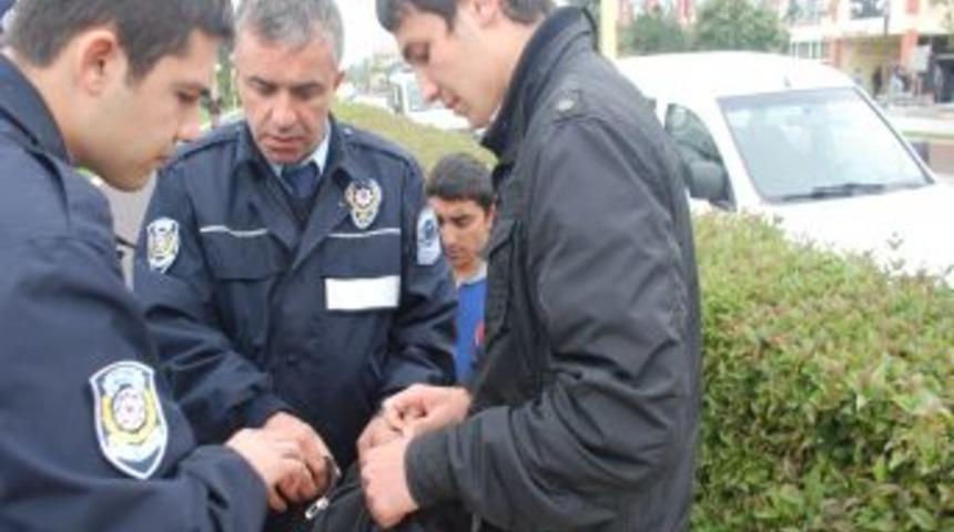 &Ouml;ğrencinin bankta unuttuğu &ccedil;anta paniğe neden oldu