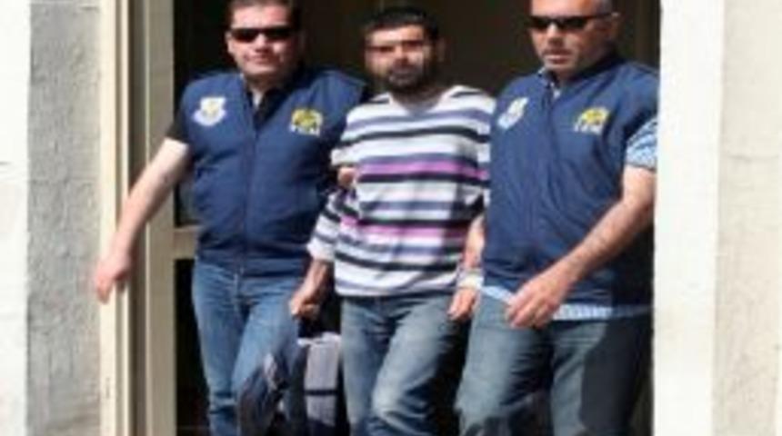 1 Mayıs'ta ter&ouml;r &ouml;rg&uuml;t&uuml; pankartı asan zanlı g&ouml;zaltına alındı