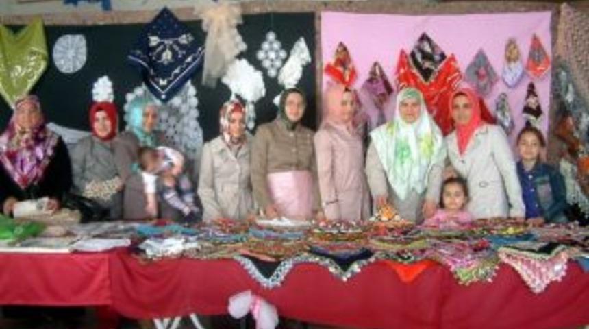 Burhaniye'de Eğitim G&ouml;n&uuml;ll&uuml;leri Kermesi