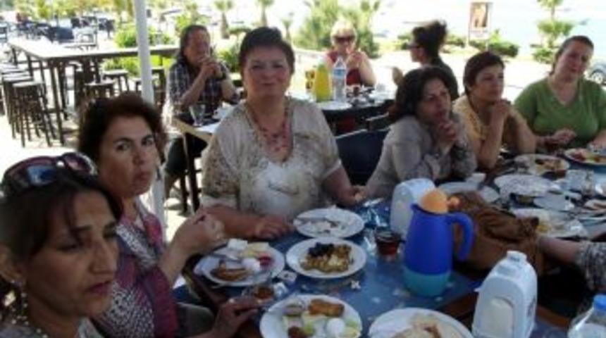 Ayvalık'taki Mhp'li Kadınlardan Kahvaltılı Toplantı