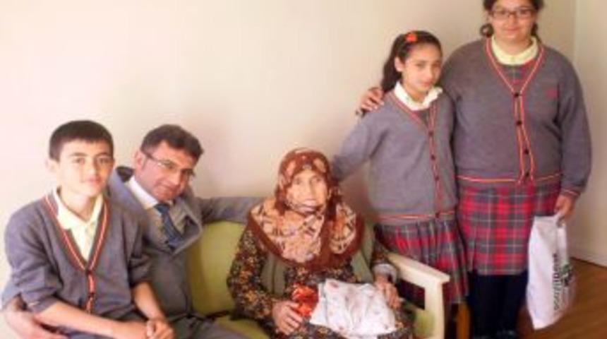 &Ouml;ğrenciler huzurevini ziyaret etti