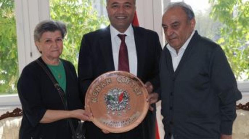 Şehit m&uuml;d&uuml;r&uuml;n ailesinden Vali &Ccedil;ift&ccedil;i'ye ziyaret