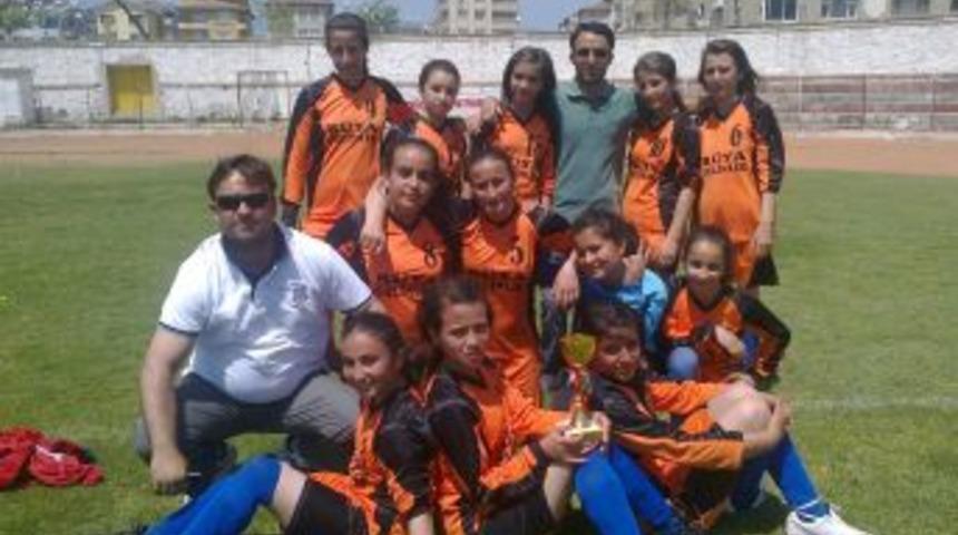Asım ve Zeynep Ecemiş İ.&Ouml;.O. Yıldız Kız Futbol Takımı'nın başarısı