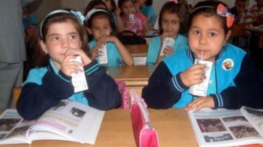 Burhaniye'de İlkokul &Ouml;ğrencilerinin S&uuml;t Sevinci