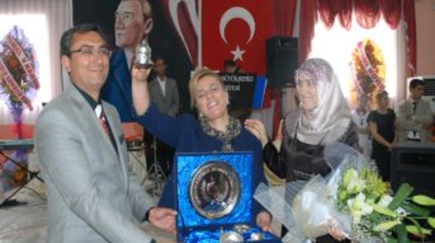 Nevin G&ouml;k&ccedil;ek, Şerefliko&ccedil;hisar&rsquo;da yılın annesi se&ccedil;ildi