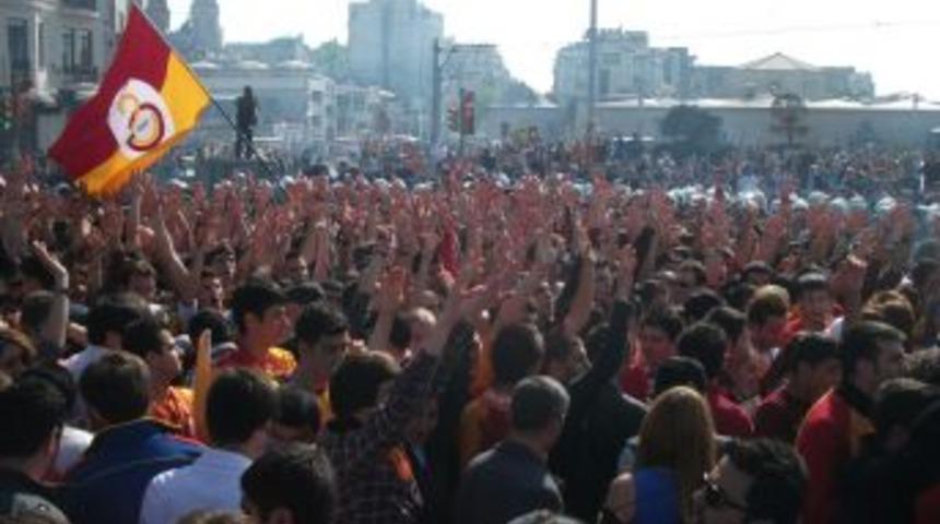 Galatasaraylı taraftarlardan gergin y&uuml;r&uuml;y&uuml;ş