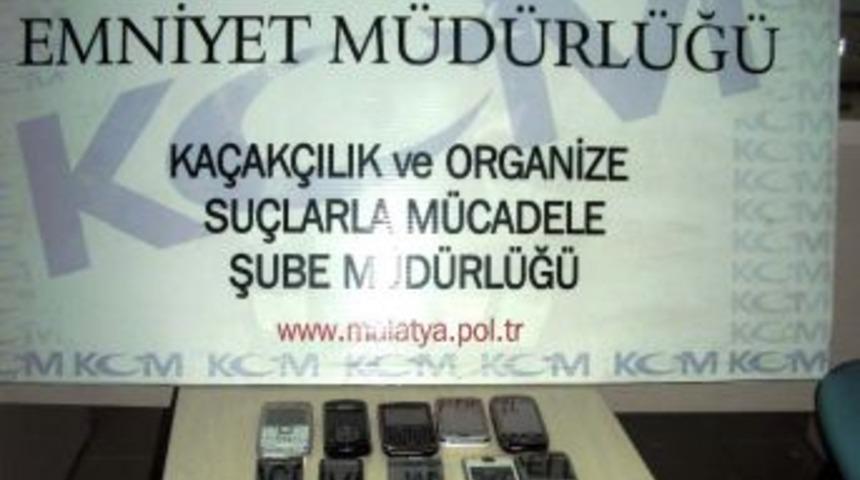 Malatya&rsquo;da ka&ccedil;ak cep telefonu operasyonu