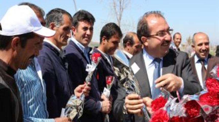 Rekt&ouml;r Prof. Dr. İrfan Aslan&rsquo;dan iş&ccedil;ilere karanfil