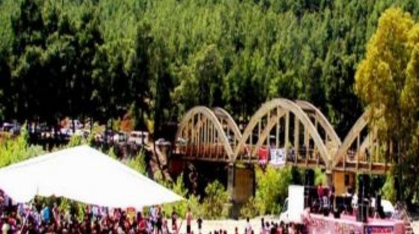 Atat&uuml;rk K&ouml;pr&uuml;s&uuml;'nde Şenlik Hazırlığı