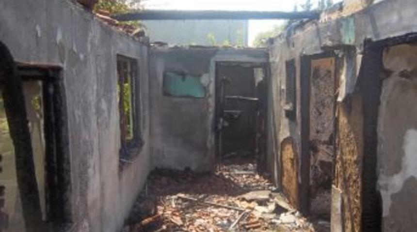 Yıldırım Bir Evi K&uuml;l Etti